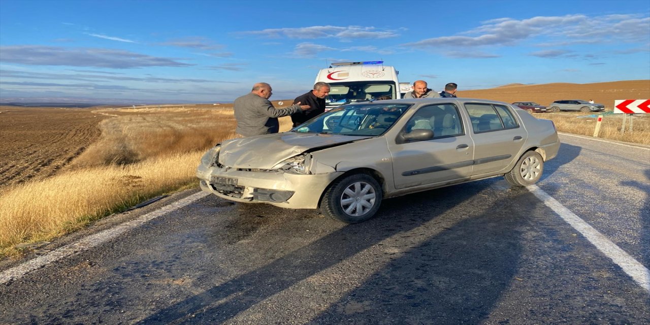 Alaca’da iki otomobil çarpıştı: 2 kişi yaralandı