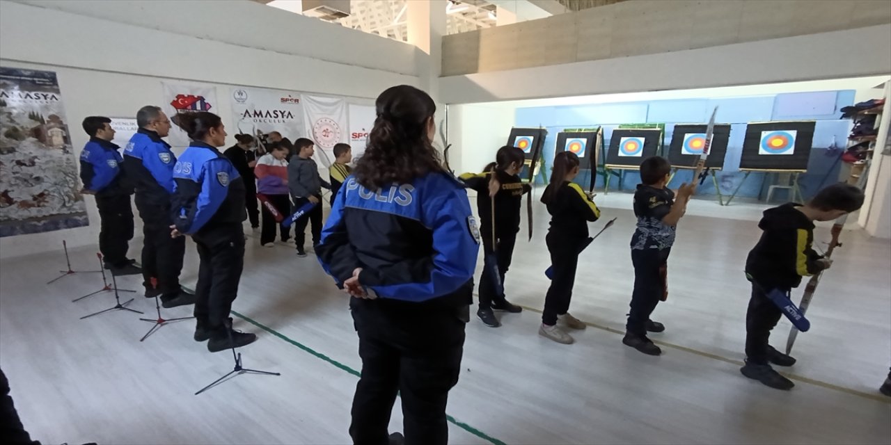 Amasya’da polisler çocuklara geleneksel okçuluk eğitimi veriyor