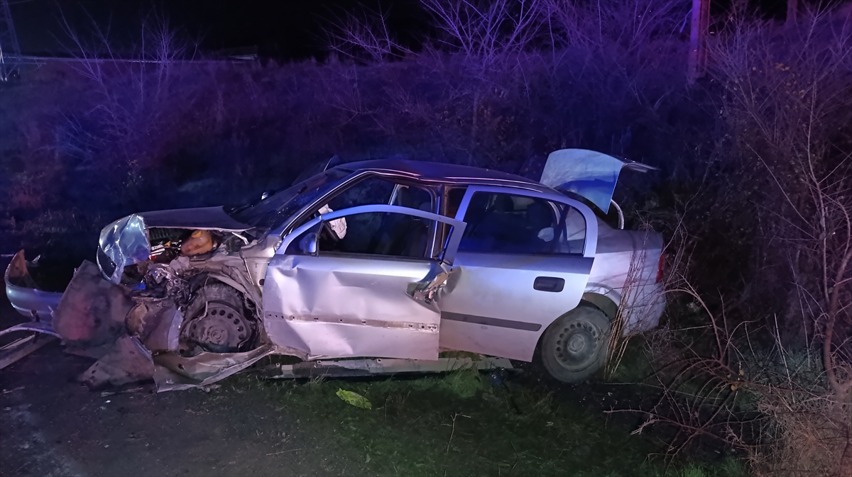 Dikkatsizlik ve sonuç. Amasya'da iki otomobilin çarpıştığı kazada 8 kişi yaralandı