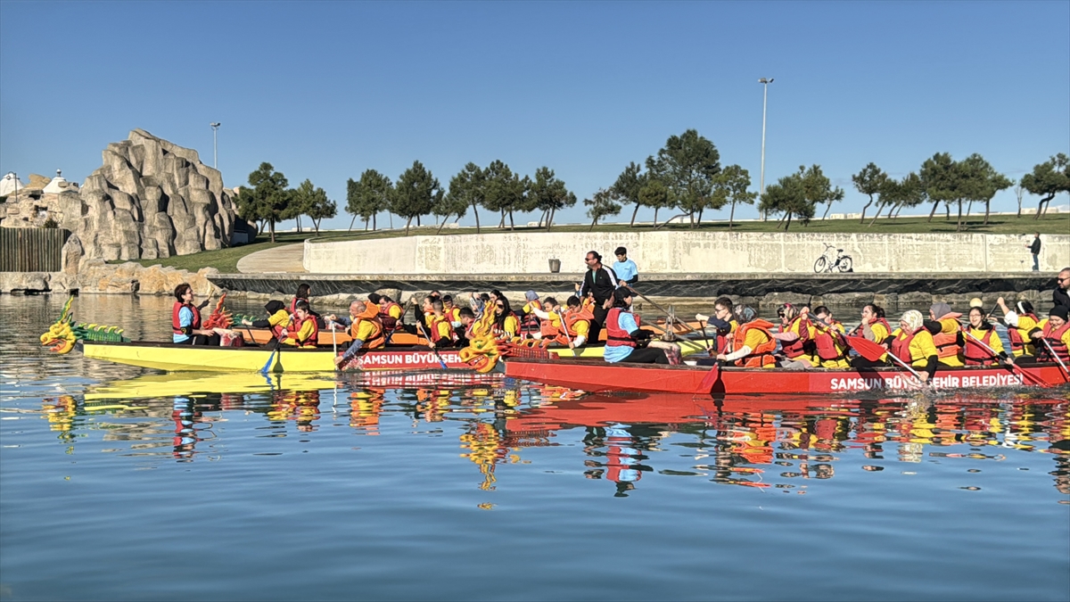 Samsun'da Dragon Bot Yarışları'nda engelli sporcular kürek çekti