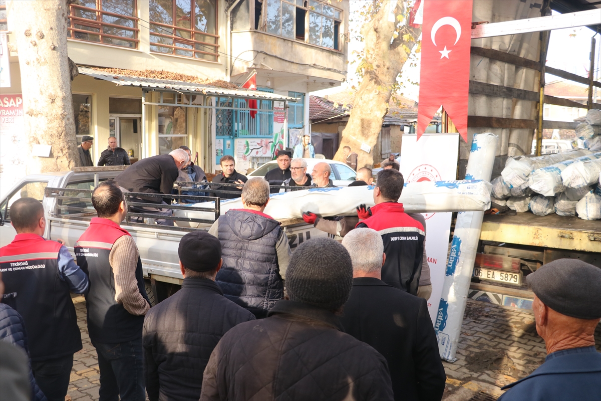 Tekirdağ'da üreticilere seralarını yenileyebilmeleri için devlet destekli sera naylonu dağıtıldı