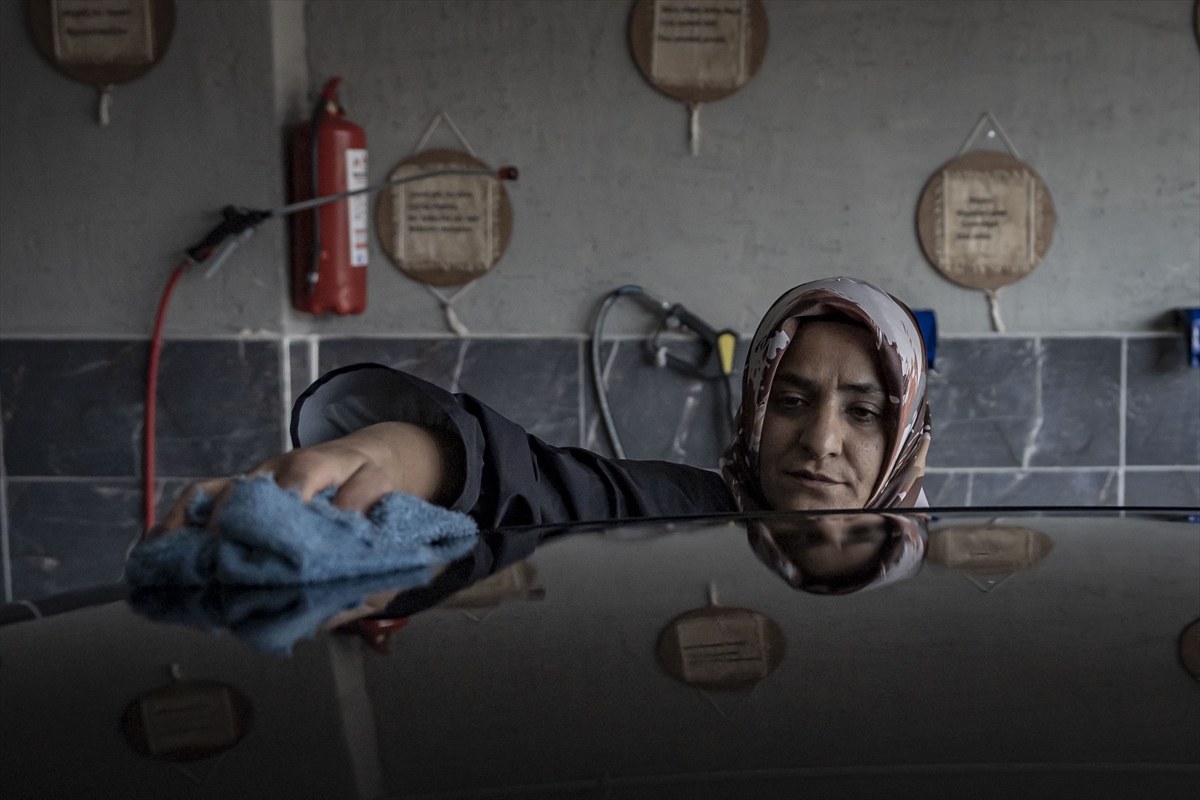 Erzurum'da kadınlar oto yıkama sektörüne adım attı