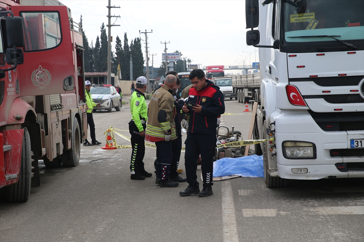 Hatay'da tırla çarpışan motosikletteki anne ve bebeği öldü, 3 kişi yaralandı