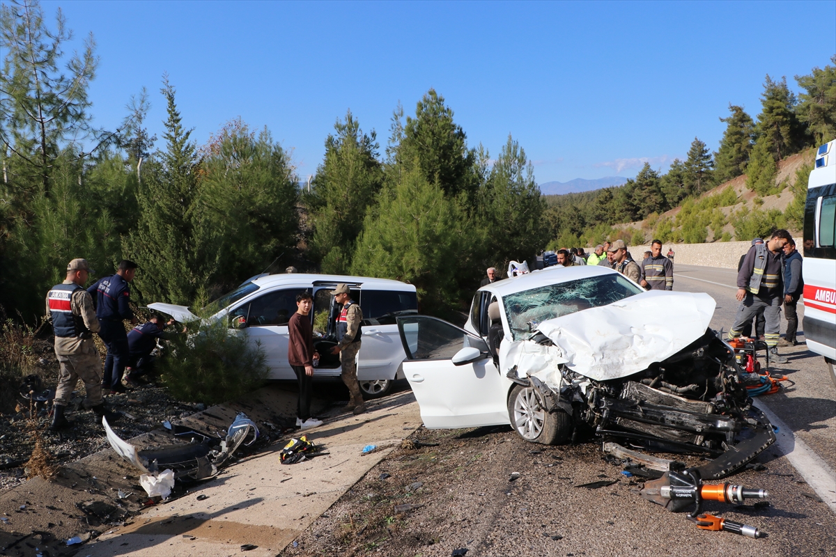 Kilis'te hafif ticari araçla otomobilin çarpıştığı kazada 6 kişi yaralandı