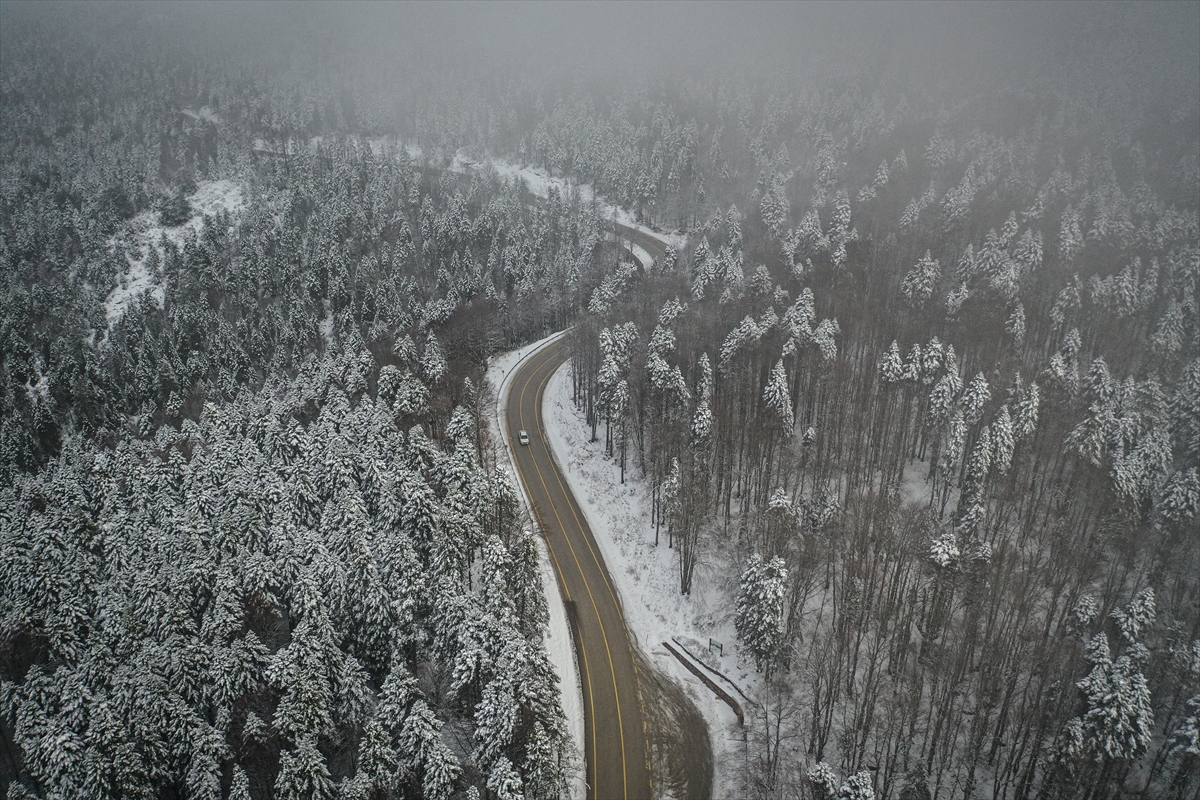 Uludağ'ın beyaza bürünen kıvrımlı yolları