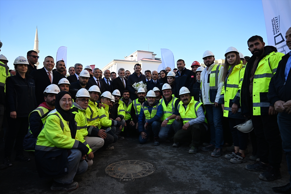 Son tuğlalar konuluyor, son çiviler çakılıyor