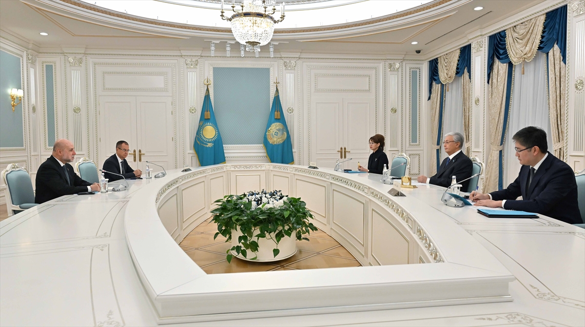 Kazakistan Cumhurbaşkanı Tokayev, Filistin Devlet Başkanı Abbas'ı ülkesine davet etti