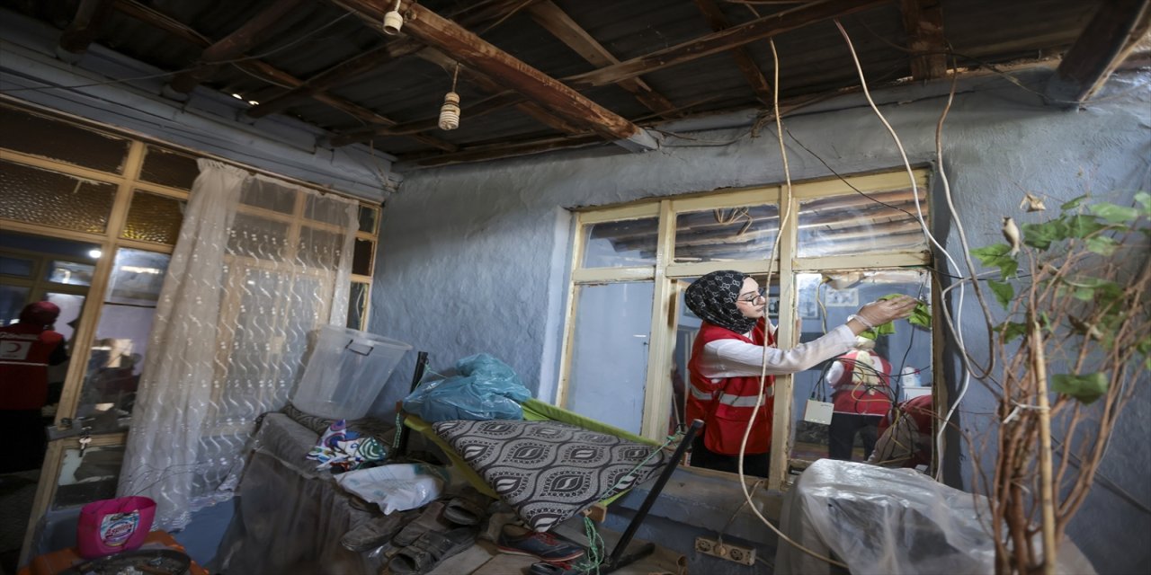 Kızılaydan engelli kızına tek başına bakan babaya destek ve doğum günü sürprizi