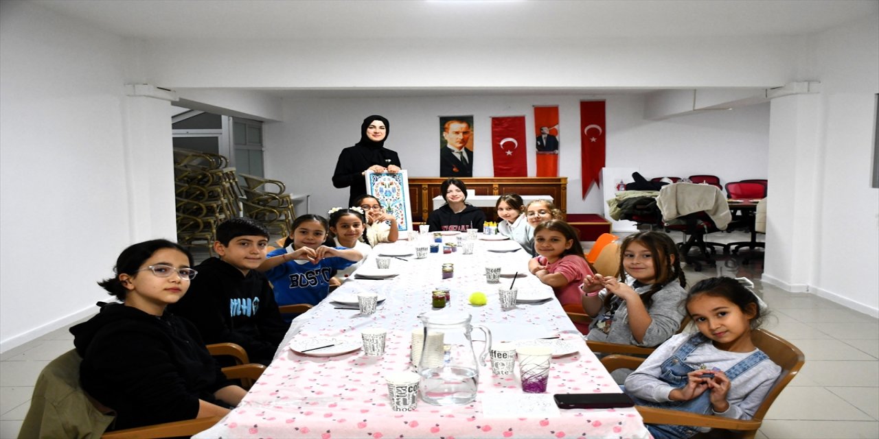 Bilecik’te Ortaokul Öğrencileri Çini Tabak Boyayarak Görme Engelliler İçin Betimleme Yaptı
