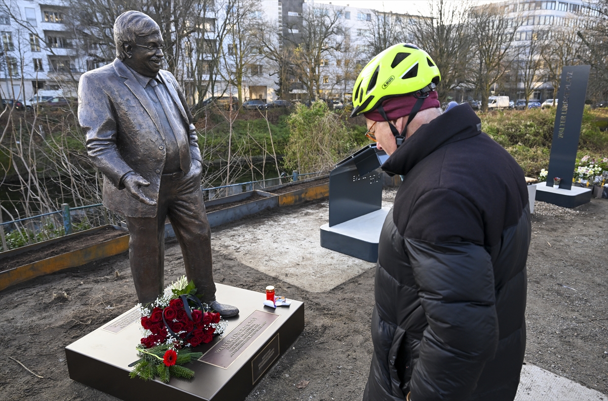 Berlin'de, bir aşırı sağcı tarafından öldürülen siyasetçinin heykeli CDU Genel Merkezi önüne konuldu