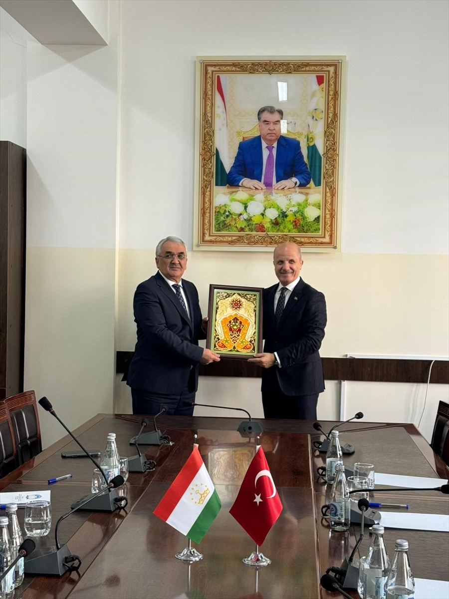 YÖK Başkanı Erol Özvar, Tacikistan Milli Üniversitesi'ni ziyaret etti