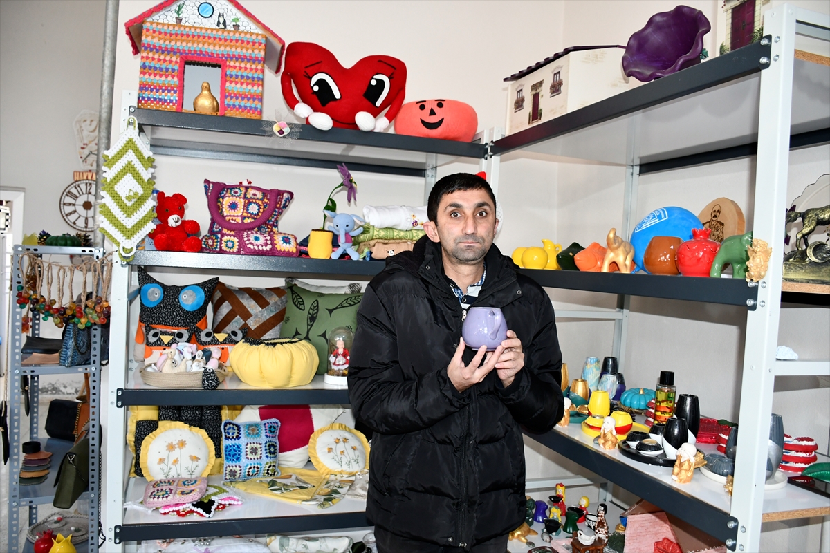 Hakkari'de engelliler katıldıkları kurslarda yaptıkları ürünlerle engellerini aşıyor