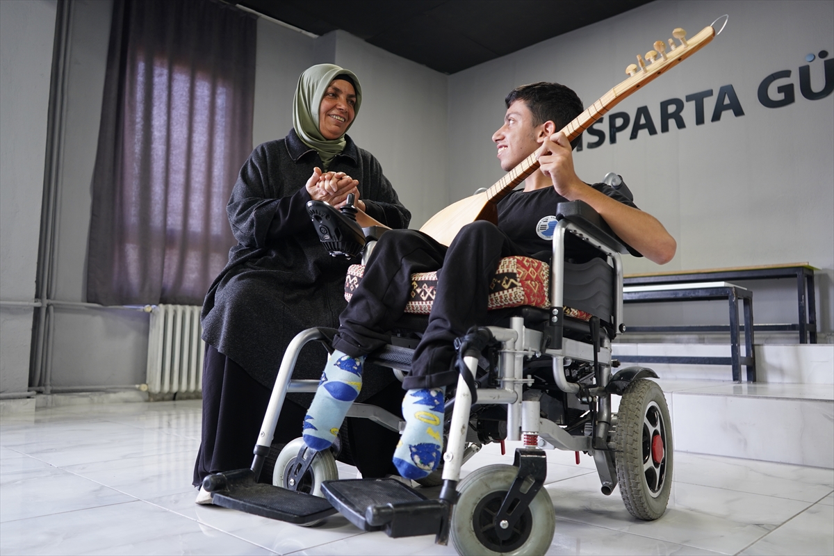 Isparta'da 16 yaşındaki Muhammet Eren müzikle engelleri aşıyor