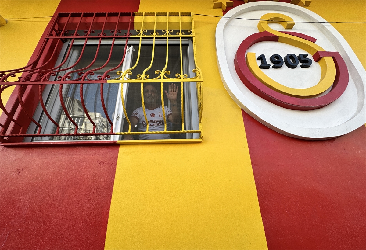 Sarı-kırmızı "sevgisini" evinin duvarına yansıttı