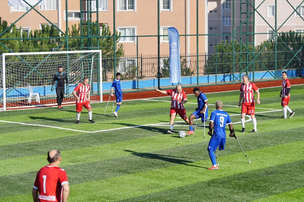 İstanbul'da Ampute Futbol Takımı ile Anadolu Adliyesi'nin futbol takımı gösteri maçı yaptı