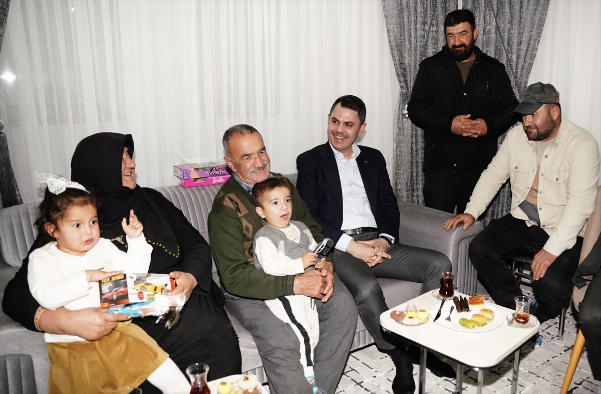 Bakan Kurum, Kahramanmaraş'ta depremzede çiftin evine konuk oldu