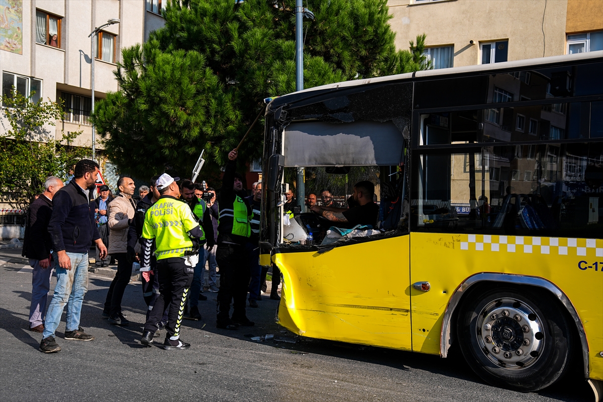 Üsküdar'da İETT otobüsünün bir iş yerine girmesi sonucu 3 kişi yaralandı