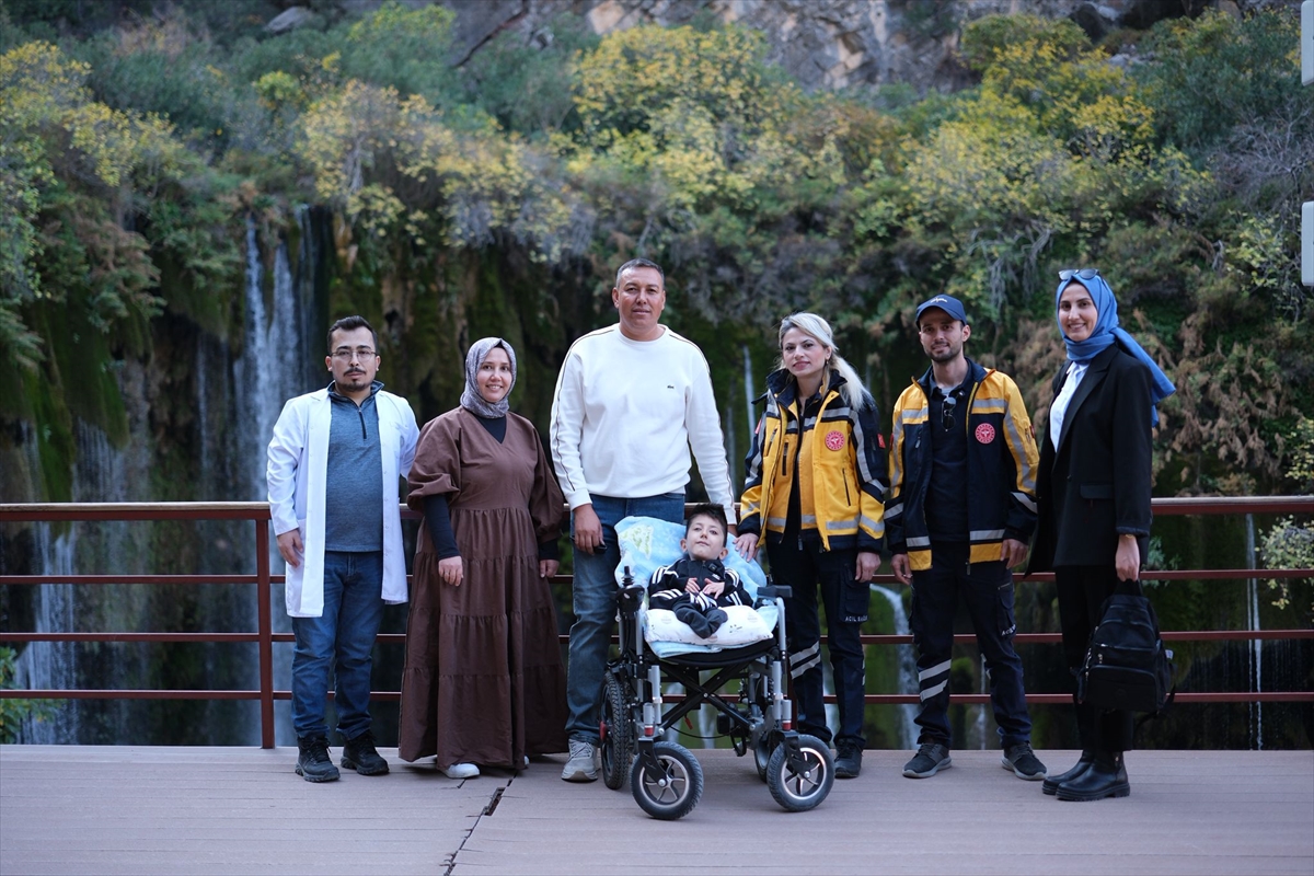 Mersin'de cam kemik hastası çocuğun Yerköprü Şelalesi'ni görme hayali gerçek oldu