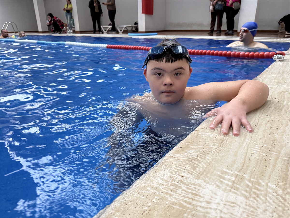 Tekirdağ'da "özel çocuklar" yüzme yarışında mücadele etti