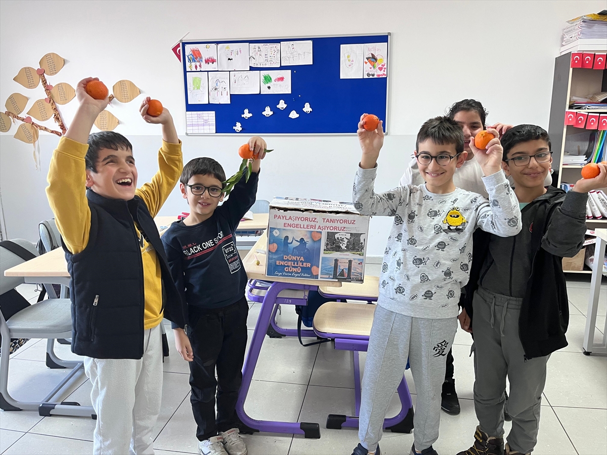 Aydın'daki ilkokul öğrencilerinden Erzurum'daki görme engelli öğrencilere mandalina