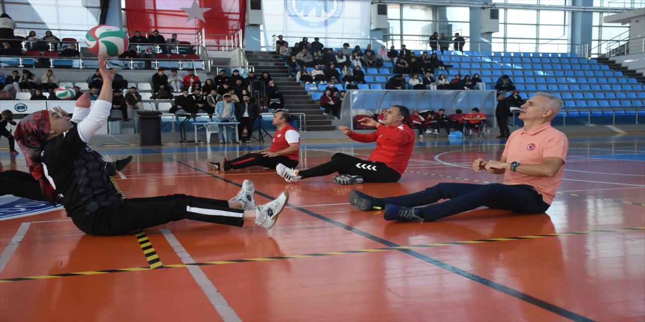 Karaman’da Engelliler Günü için oturarak voleybol maçı düzenlendi