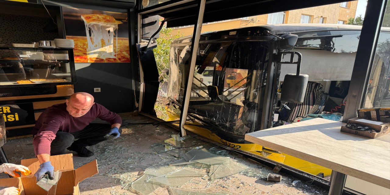 Üsküdar’da İETT otobüsü iş yerine girdi: 3 yaralı