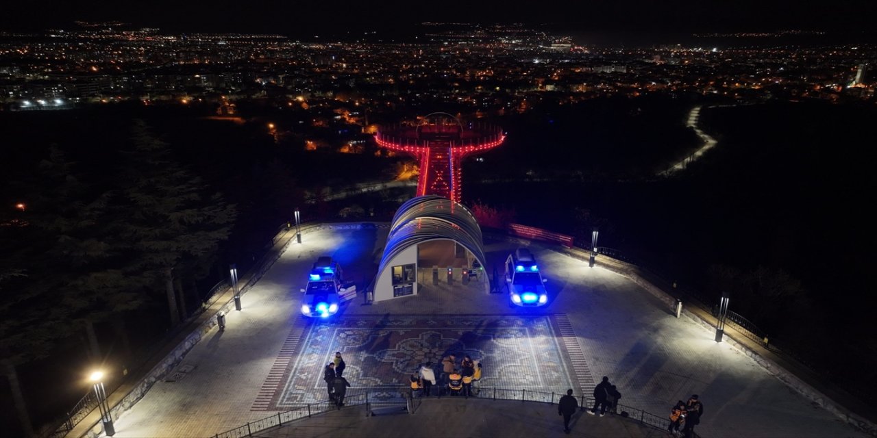 Isparta'da cam seyir terası 112 Acil Sağlık Hizmetleri Haftası için kırmızı ışıkla aydınlatıldı