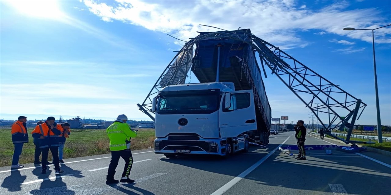 Çivril’de tırın açık dorsesi trafik levhasına çarptı, yol kısa süreliğine trafiğe kapandı