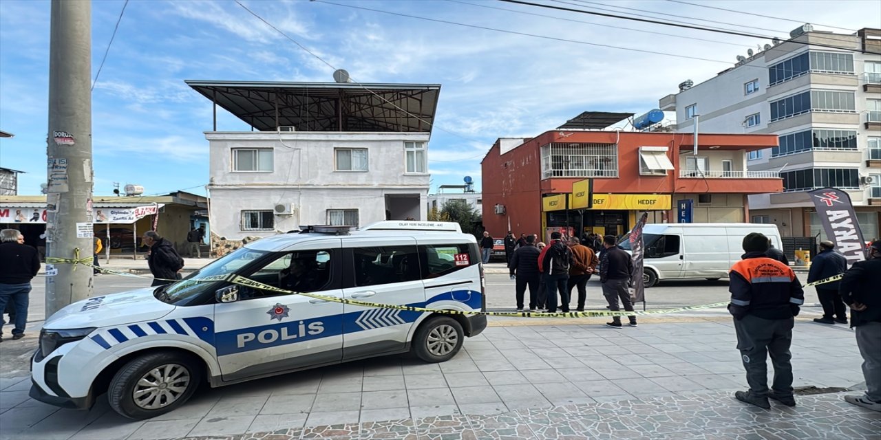 Mersin’de zanlı, komşusu ve oğlunu öldürdü, büfeciye saldırdı; polis tarafından vurularak yakalandı