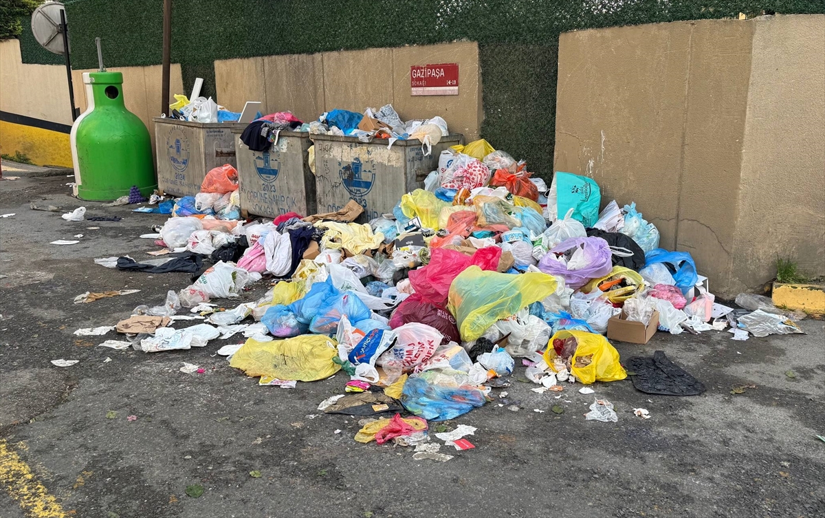 Maltepe'de 3 gündür toplanmayan çöplere vatandaşlar tepki gösterdi