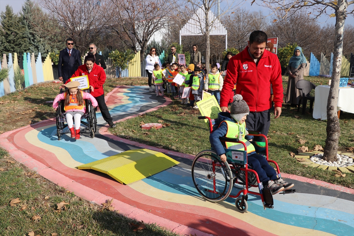 Elazığ Hipodromu'ndaki empati parkurunda engelli bireylere yönelik farkındalık oluşturuluyor