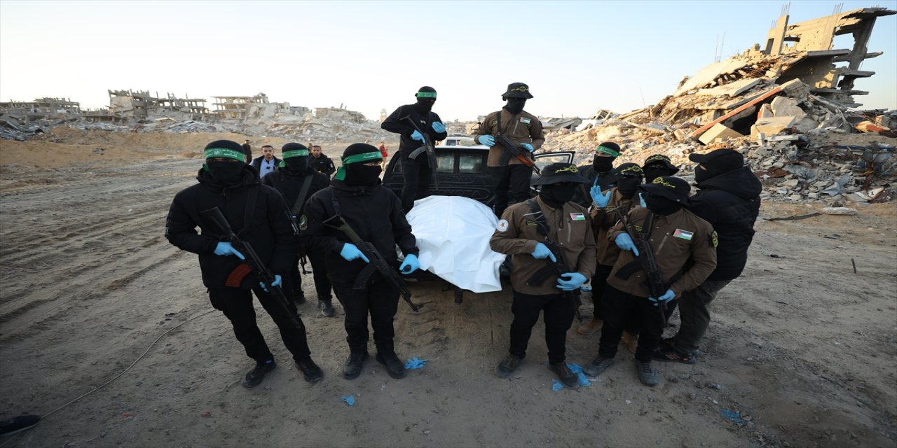 Gazze’de ateşkes anlaşması kapsamında esirlerden birinin cesedi Kızılhaç’a teslim edildi.