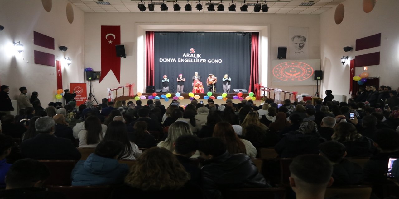 Çankırı’da 3 Aralık Dünya Engelliler Günü kapsamında “Umuda Dokunanlar” programı düzenlendi.