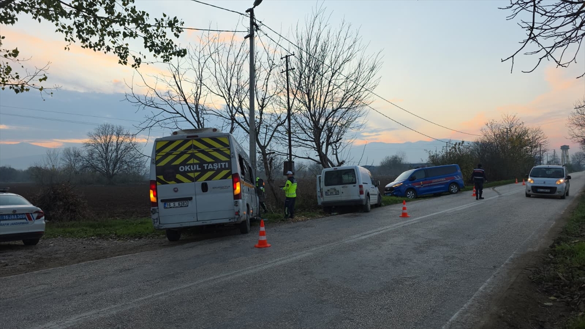 Bursa'da servis aracı ile hafif ticari aracın çarpışması sonucu 11 kişi yaralandı