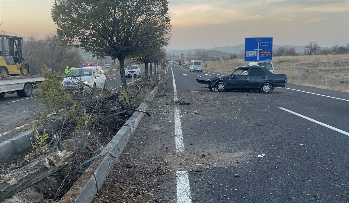 Nevşehir'de refüje çarparak devrilen otomobilin sürücüsü ağır yaralandı