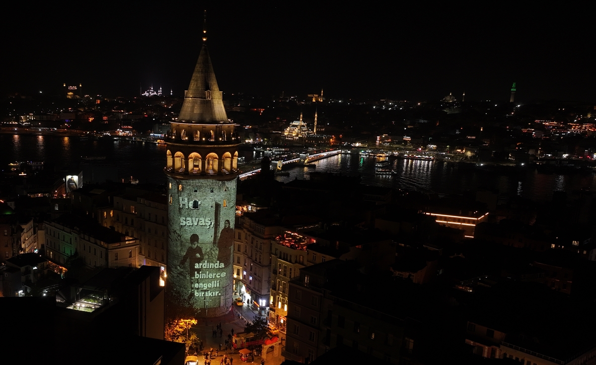 Galata Kulesi'ne savaşlarda engelli kalan çocuklar ve sivillerin videosu yansıtıldı