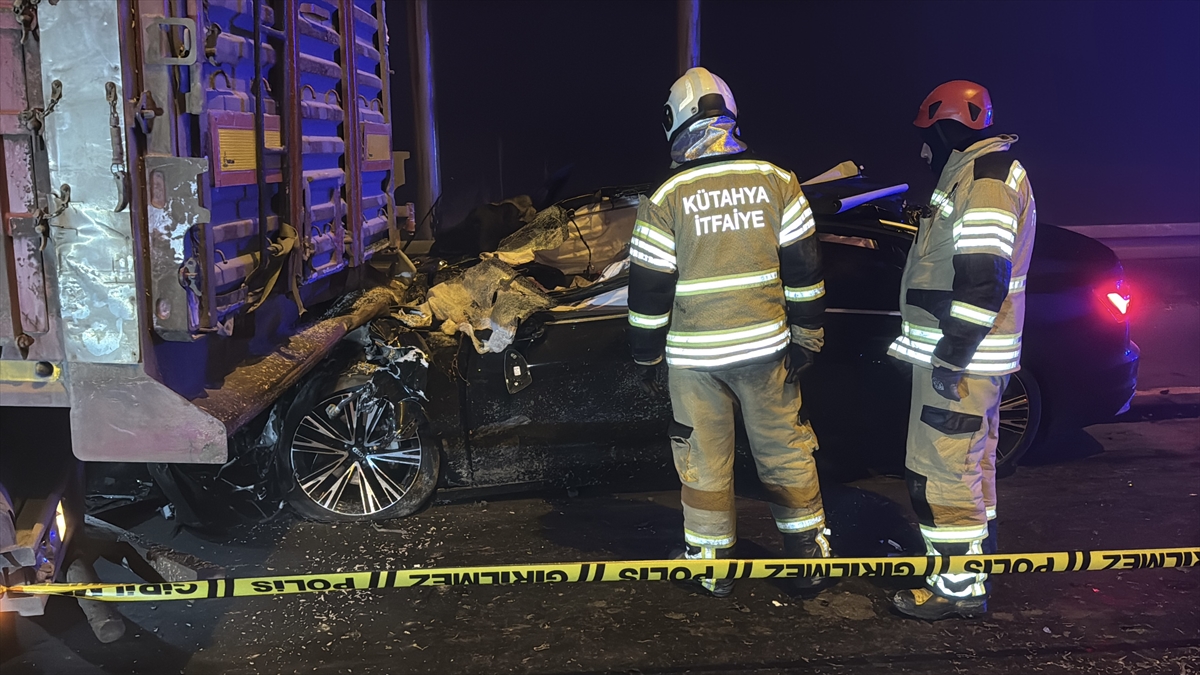 Kütahya'da tıra çarpan otomobildeki 4 kişi hayatını kaybetti