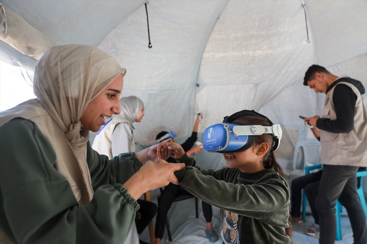 Gazze'de savaş travması yaşayan çocuklar sanal gerçeklikle rehabilite ediliyor