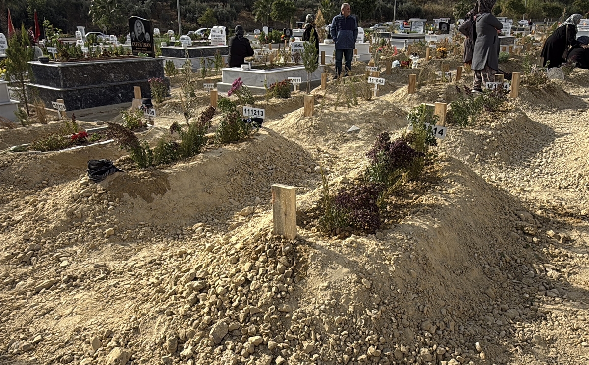 Mersin'de komşusu tarafından öldürülen kadın ve oğlunun cenazeleri defnedildi