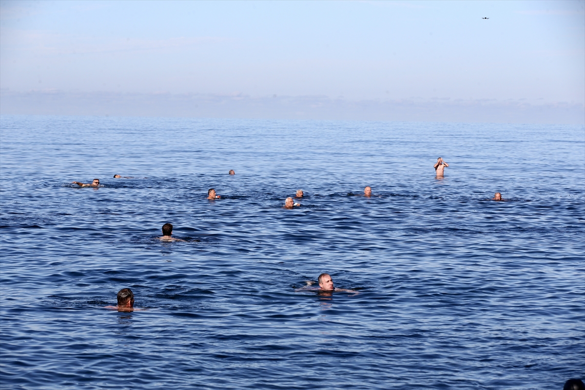 Giresun'da "Sağlığa Kulaç At" etkinliğine katılanlar denizde yüzdü