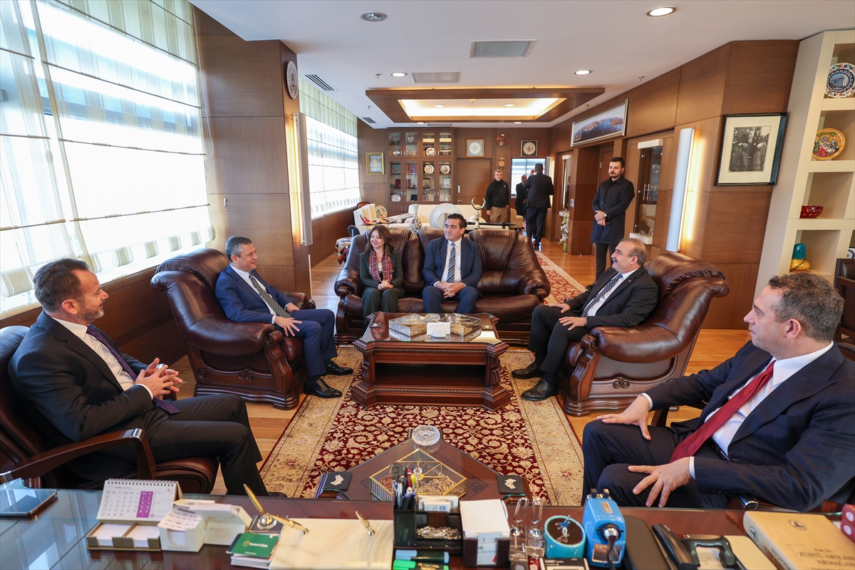 CHP Genel Başkanı Özel, Uyuşmazlık Mahkemesi Başkanı Güleç'i ziyaret etti