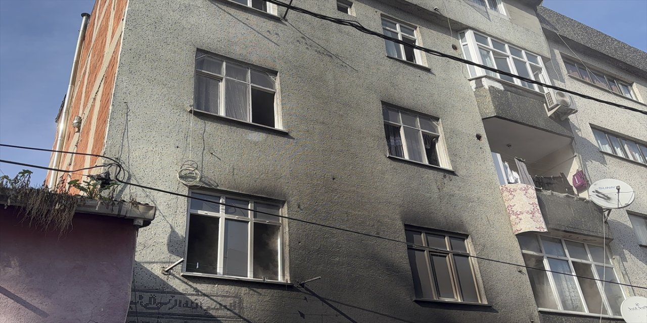 Gaziosmanpaşa’da 4 katlı binada çıkan yangında mahsur kalanlar kurtarıldı