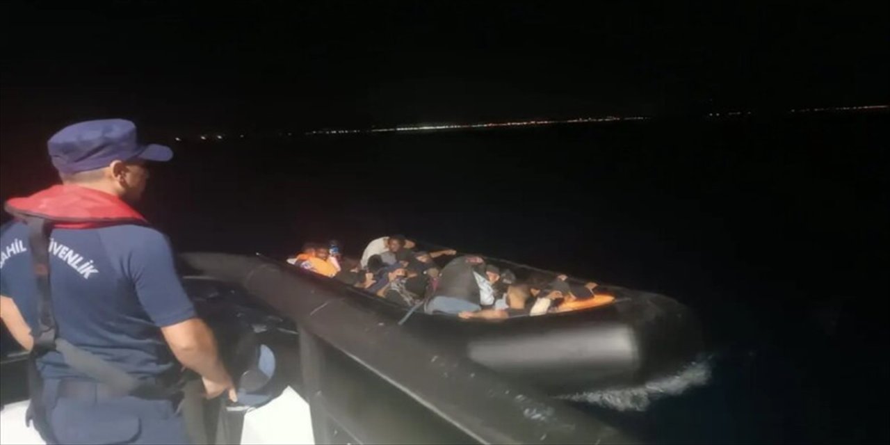 Ayvalık açıklarında 8’i çocuk 23 düzensiz göçmen yakalandı