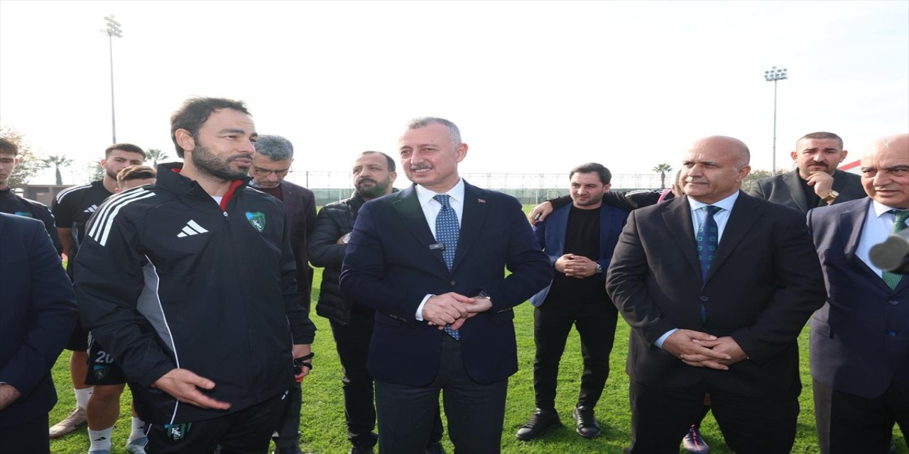 Tahir Büyükakın’dan Kocaelispor antrenmanına moral ziyareti
