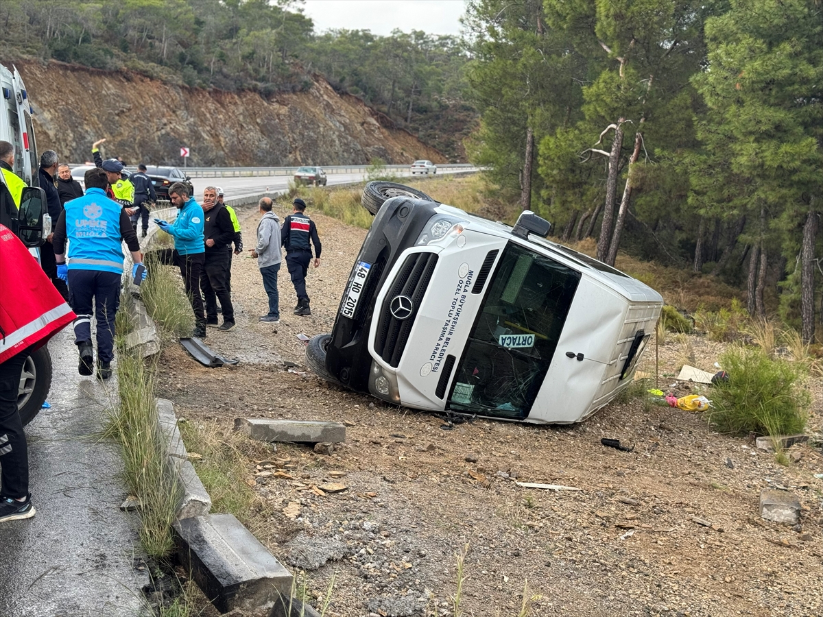 Muğla'da devrilen minibüsteki 7 kişi yaralandı