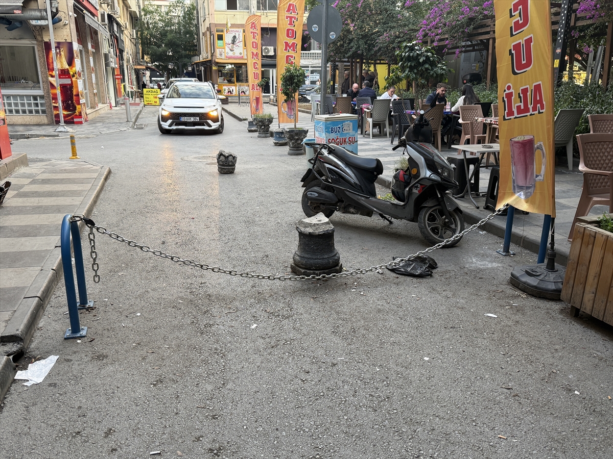 Mersin'de üstünden atlamaya çalıştığı zincir bariyerlere bisikleti takılan sürücü yaralandı
