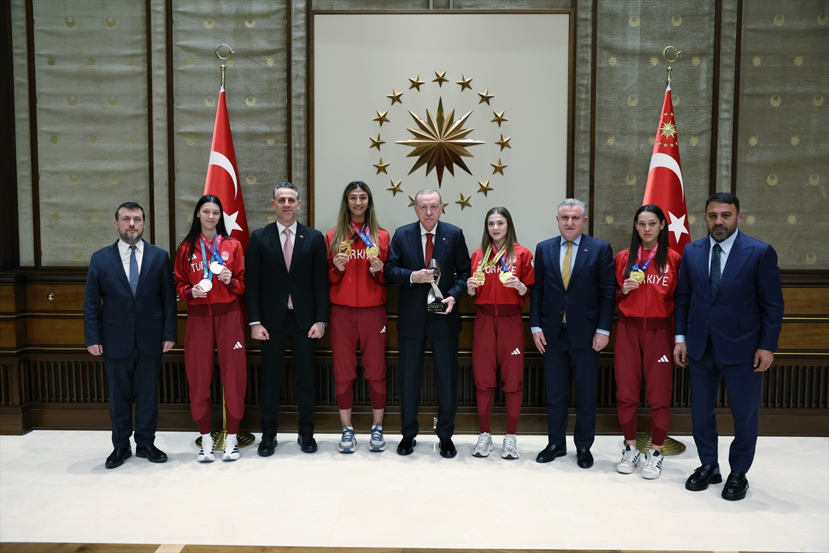 Cumhurbaşkanı Erdoğan, çeşitli branşlarda madalya kazanan sporcuları kabul etti