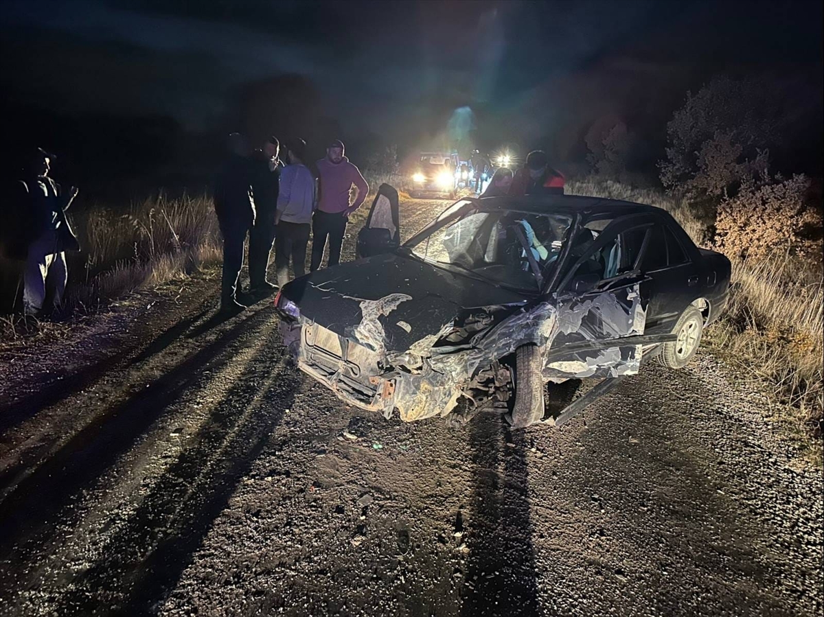 Uşak'ta traktörle çarpışan otomobildeki 3 kişi yaralandı