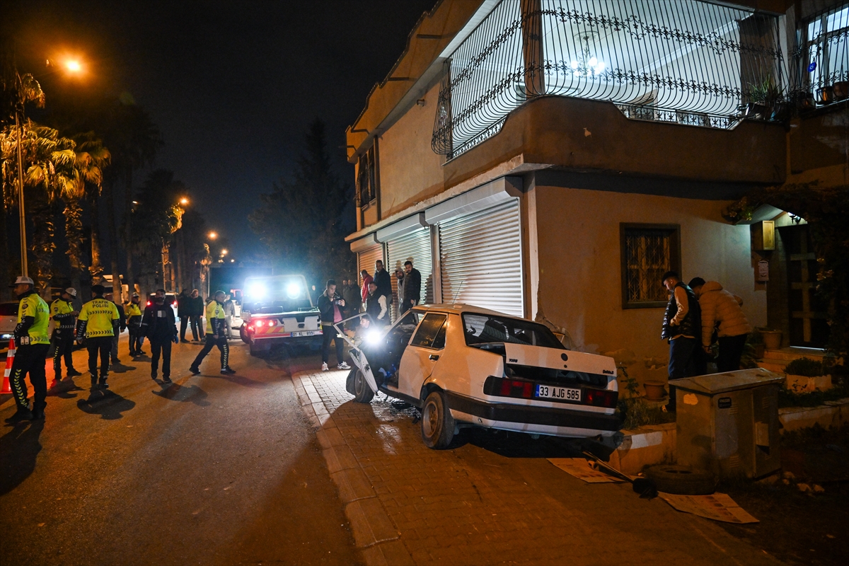 Adana'da kamyonete ve iş yerinin duvarına çarpan otomobildeki çocuk öldü
