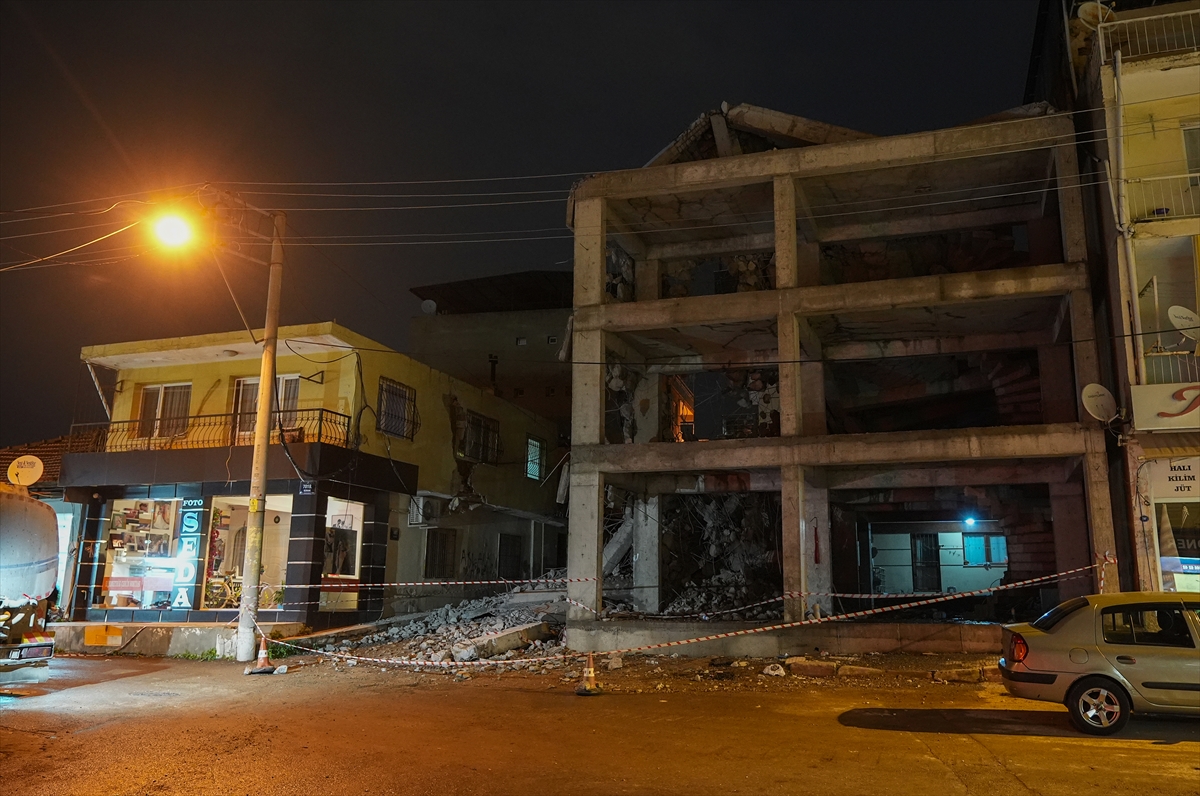 İzmir'de yıkımı yapılan inşaatın beton blokları eve zarar verdi